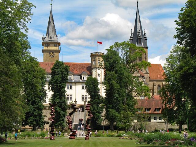 Die beiden Türme der Stiftskirche überragen das Öhringer Schloss