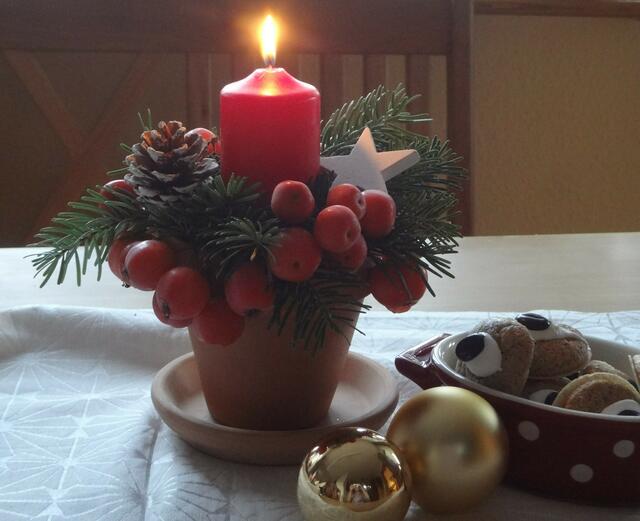 Ein kleines Adventsgesteck in einem Blumentöpfchen - mit unseren Zieräpfelchen
