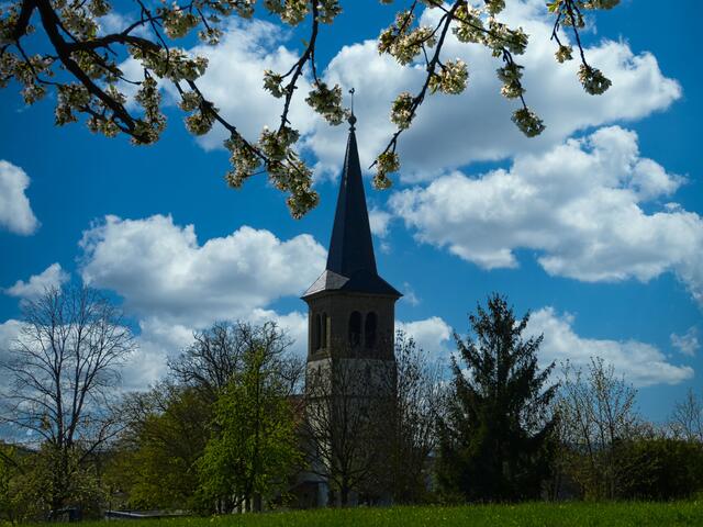 Kirche von Baumerlenbach im Frühling