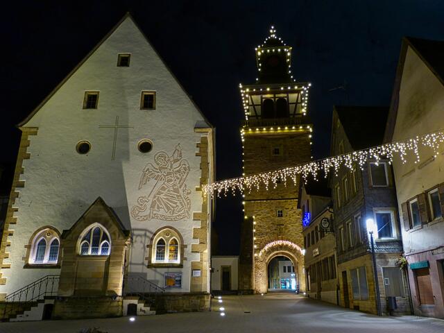 Neuenstadt, Kirche und Torturm im weihnachtlichen Glanz
