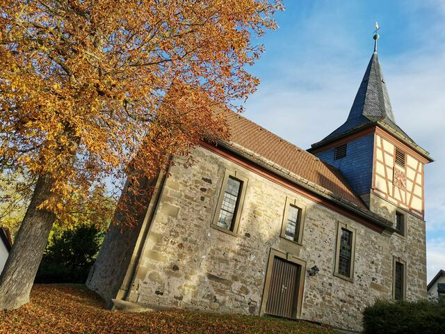 Kirche Untersöllbach im Herbst