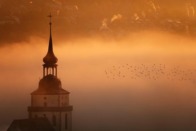 Morgenstimmung in Künzelsau, mit der Johanneskirche, Tauben, Nebel und Sonnenlicht