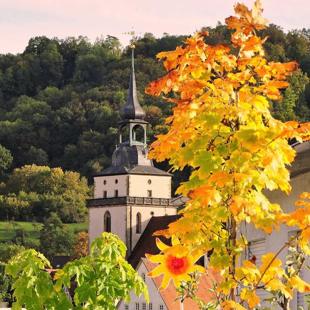 Johanneskirche Künzelsau mit wunderschönen Herbstfarben