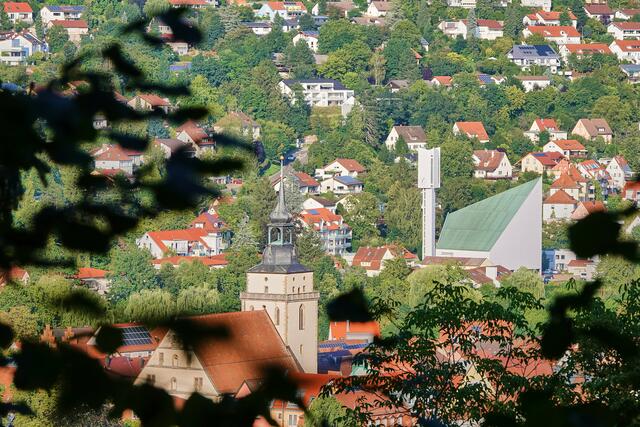 Vielleicht gibt's ja doppelte Punktzahl, wenn man gleich zwei Kirchen auf ein Bild bekommt? Johanneskirche und St. Paulus in Künzelsau.