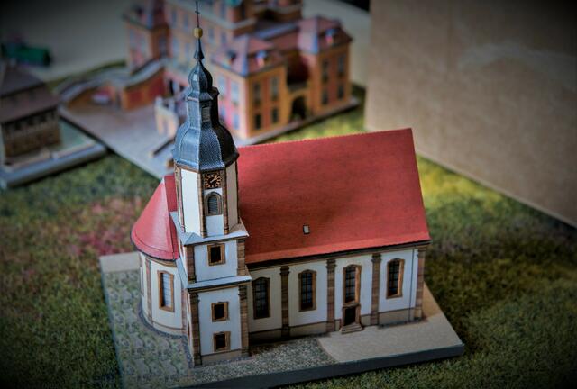 Kleine Dorfkirche Dahenfeld ( aus Papier )
