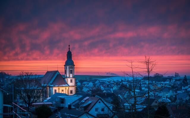 Kleine Dorfkirche Dahenfeld im Abendrot