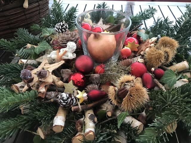 Adventsgesteck für den Terrassentisch