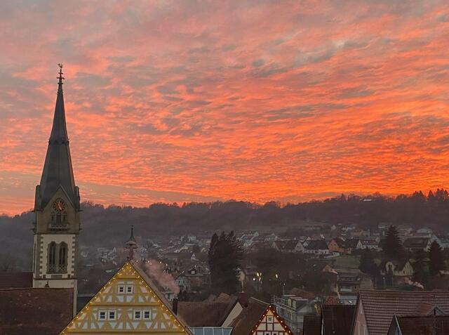 Die Stadtkirche Möckmühl im beeindruckenden Abendrot eines Winterabendes