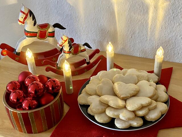 Ganz einfache Ausstechele mit viel Butter und Liebe gemacht und einer leckeren Zitronenglasur