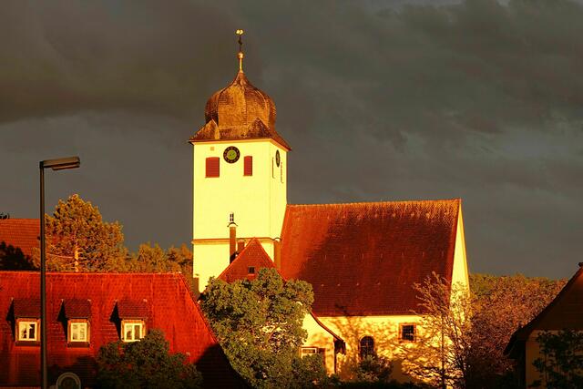 Nikolauskirche in Untereinriet - Gewitterstimmung