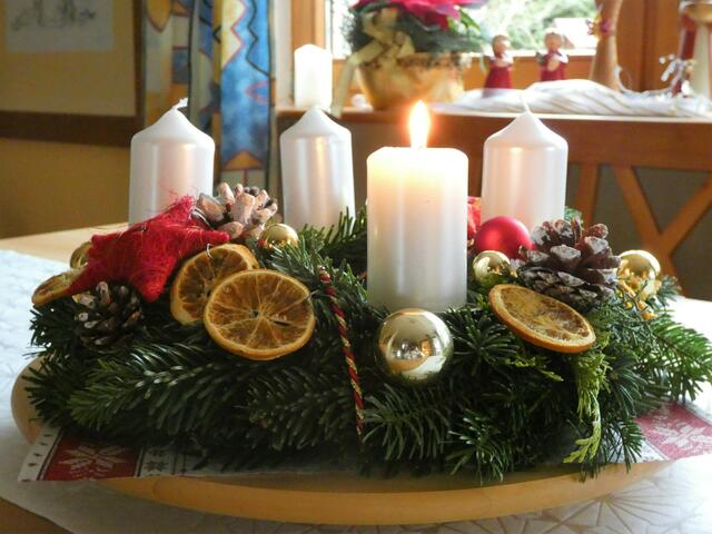 Unser diesjähriger Adventskranz - das Dekomaterial verwende ich, soweit möglich, immer wieder und ergänze es nur. Trotzdem kann man den Kranz jedesmal anders gestalten.