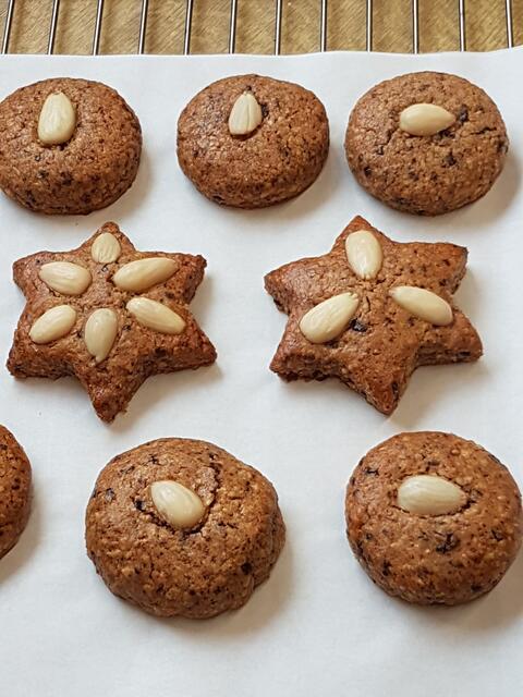 Die fertigen Lebkuchen, ich lege sie in eine Blechdose, zusammen mit einem Apfelschnitz, damit sie schön mürbe bleiben/werden
