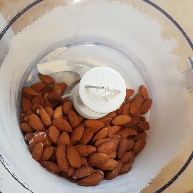 Jetzt sind die Mandeln dran, der Puderzucker am Rand stört nicht