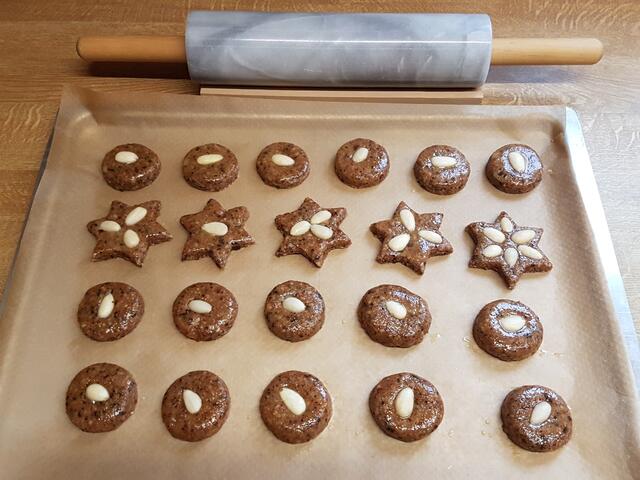 Vor dem Backen - das Wellholz ist sauber, weil ich den Teig zwischen zwei Folien ausrolle