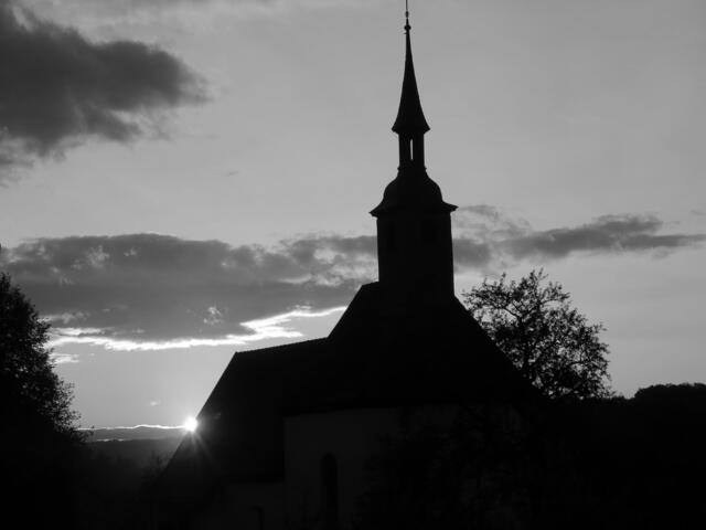 Heiligkreuzkapelle Altdorf in schwarz-weiß