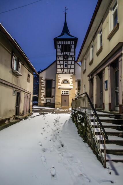 Spuren im Schnee zur Waldenserkirche in Nordhausen