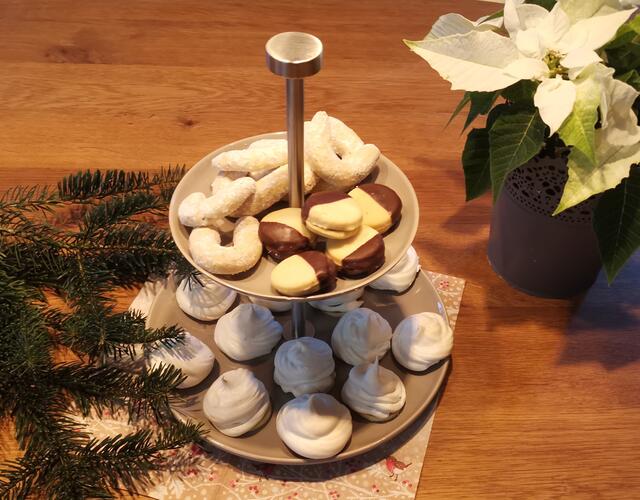 Adventskaffee zum dritten Advent 2021 mit Nougattalern, Vanillekipferln und Feenküssen