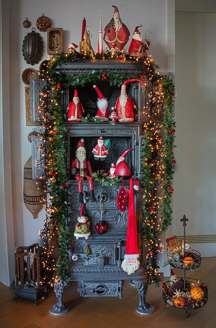 In der Adventszeit dürfen meine Weihnachtsmänner es sich auf dem alten Ofen bequem machen.