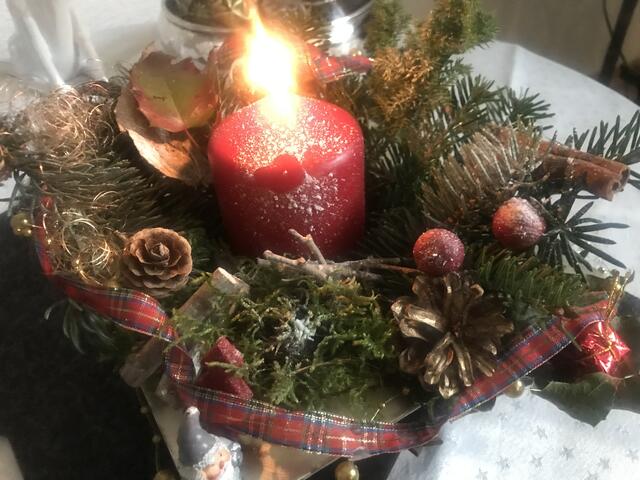Kleines Gesteck für die Vorweihnachtszeit