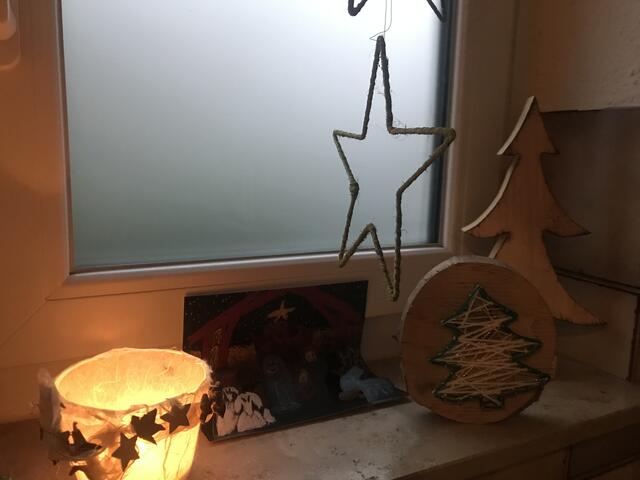 Auch das kleinste Fenster wird weihnachtlich dekoriert