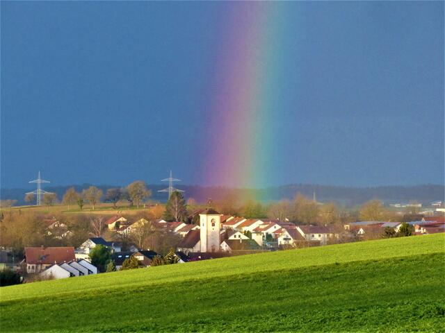 Kirche unterm Regenbogen