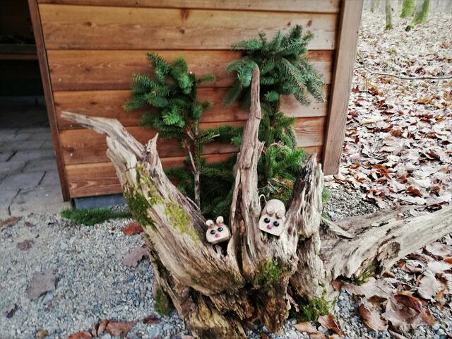 Kleine Waldmäuse bewachen die Hütte.
