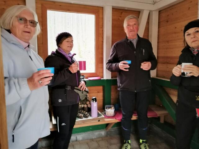 Punsch und Weihnachtsgebäck mundet allen.