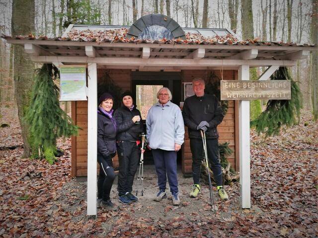 Die Gruppe bei der sehr Liebevoll geschmückten Waldhütte.