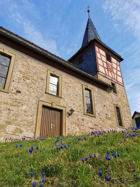 Untersöllbacher Kirche im Frühling