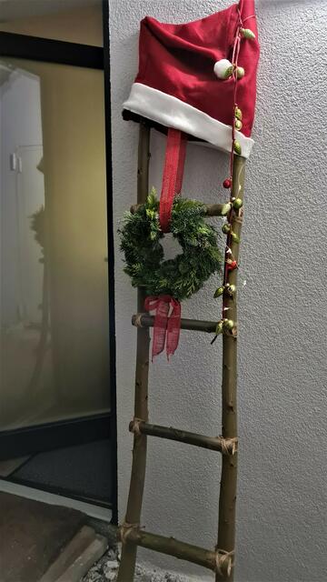 ... in Ermangelung von Haken (noch Baustelle) haben wir die Leiter für den Türkranz selbst gebaut!