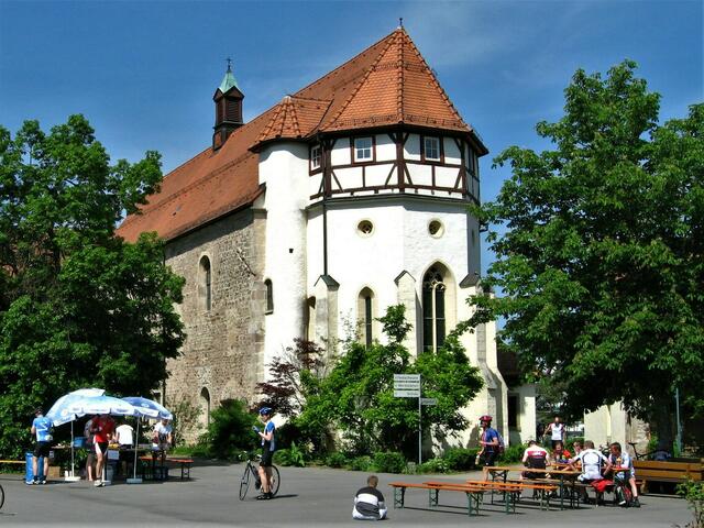 Radlertreffen vor der Klosterkirche in Lichtenstern.