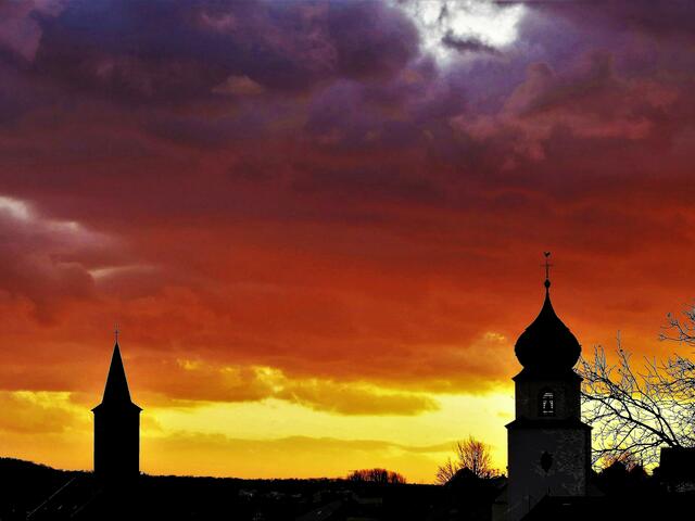 Kirchen im Sonnenuntergang