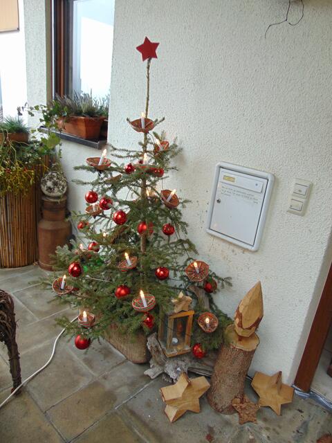 Der Weihnachtsbaum im alten Sautrog und die Holzdeko, auch selbst gemacht.