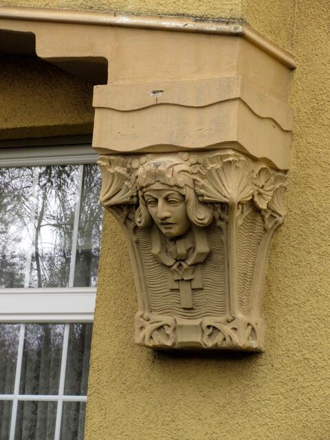 Ornamente schmücken die Villa
