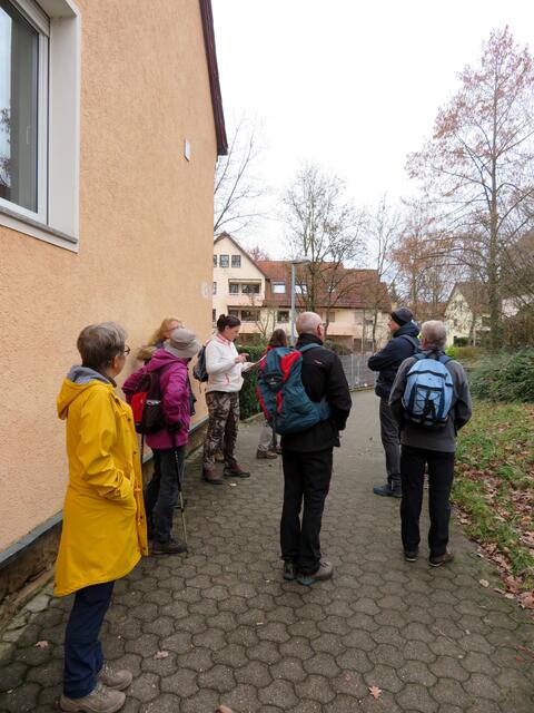 Die Firmengeschichte ist lang und noch 1927 wurden 1100 Mitarbeiter in der Schuhfabrik beschäftigt. Die Teilnehmer hörten aufmerksam den Ausführungen zu. | Foto: Aurelia Kling