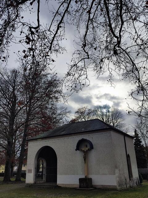 Wie krass die Gegensätze sind, eben noch am israelitischen Friedhof und nun eine protzige Ehrenhalle, die 1934 errichtet wurde für die Gefallenen im ersten Weltkrieg. Reli hat die mystische Stimmung gut eingefangen. | Foto: Aurelia Kling