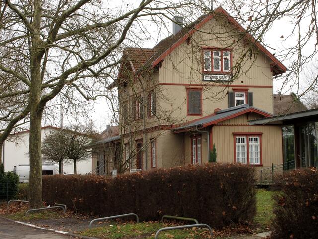 Noch eine Abweichung vom historischen Rundgang, aber ein hübsches Gebäude ist der ehemalige Bahnhof Sontheim.