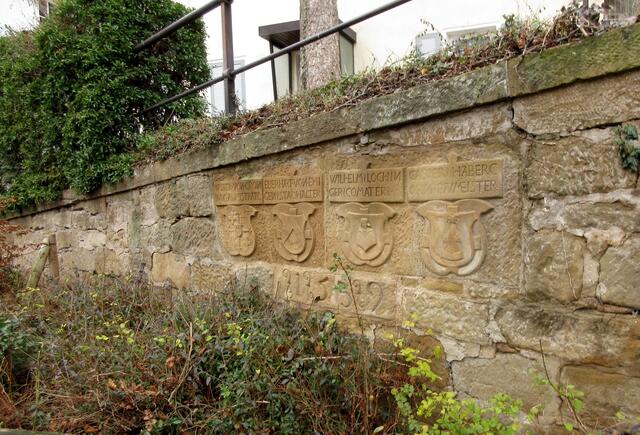 Am Treppenaufgang erinnern diese Gedenksteine von 1539 an die Baumeister der Kirche.