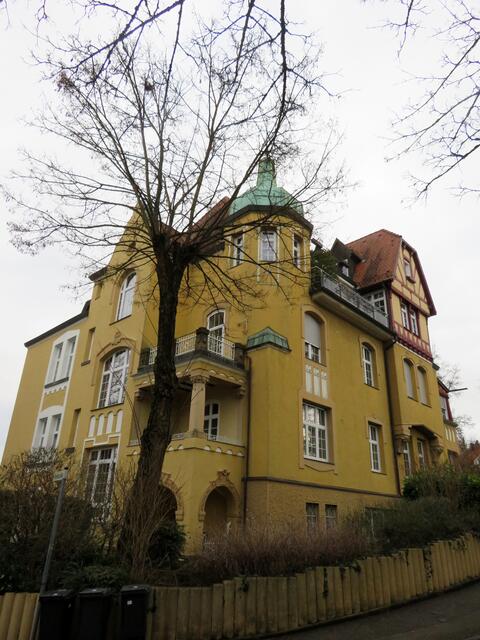 In diesem typischen 2-Familien-Jugendstilhaus lebten die Besitzerfamilien Wolf und Israel. 1970 erwarb der Architekt Lichy das abrissgefährdete Gebäude und brachte es zum alten Glanz zurück. | Foto: Aurelia Kling