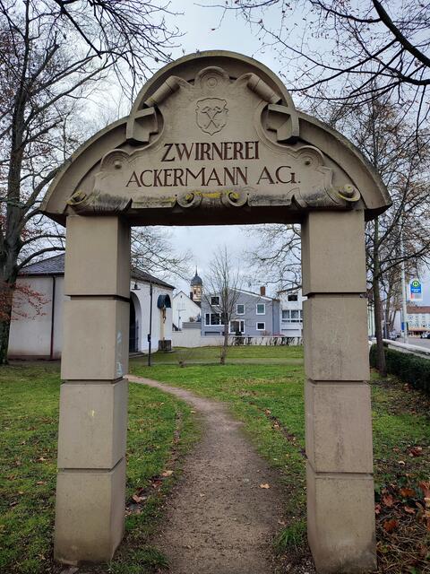 Das Eingangstor für das Personal der Zwirnerei Ackermann hat man hier im Park des Alten Friedhof aufgestellt.