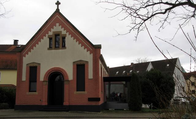 Die Methodistenkapelle ist nicht nur Denkmal, sondern der Firmensitz der Architekten herzog + herzog, die das Gebäude erhalten und mit dem Anbau der Wandergruppe ein besonderes Bild boten