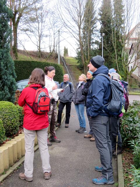 An der "Parkvilla" wie das Gebäude heute genannt wird, erinnert ein Schild an die Geschichte des Hauses und der ehemaligen Bewohner. | Foto: Aurelia Kling
