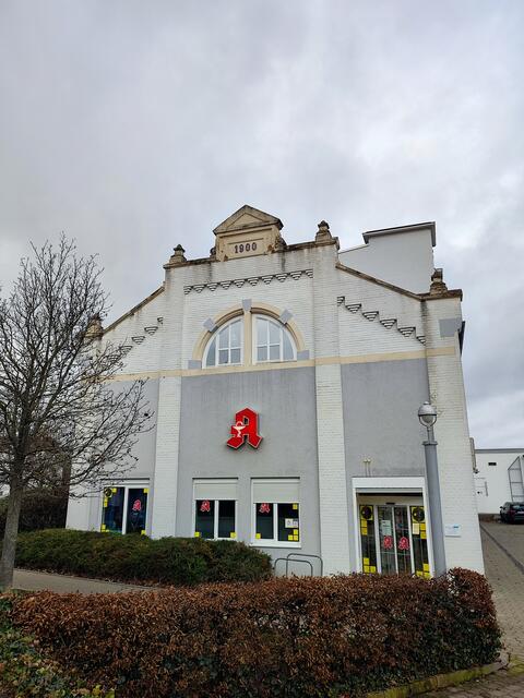 Gegenüber befindet sich die Apotheke, die im einzigen noch erhaltenen Fabrikgebäude der Firma Ackermann untergebracht ist. | Foto: Aurelia Kling