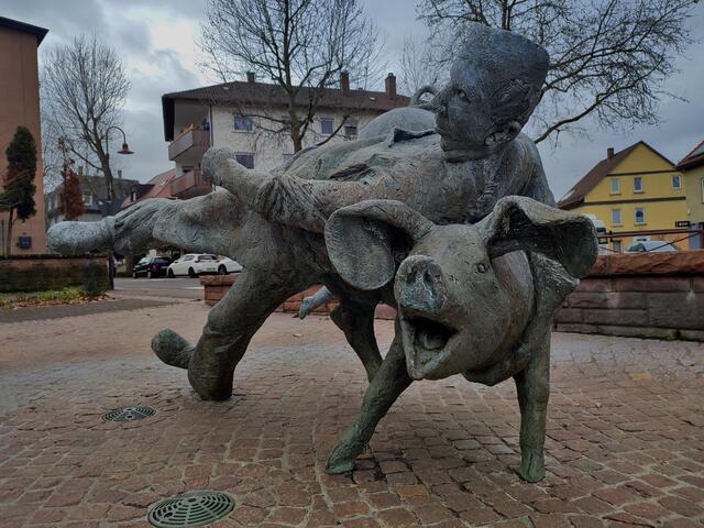 Der Saureiter-Brunnen. Die Sontheimer Saureiter bekamen ihren Utznamen durch einen Metzger, dem die Sau vor dem Schlachten ausriss. | Foto: Aurelia Kling