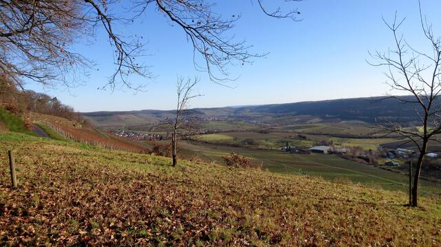 Aussicht über Gellmersbach bis zur Autobahn nach Würzburg. Brücke bei Eberstadt