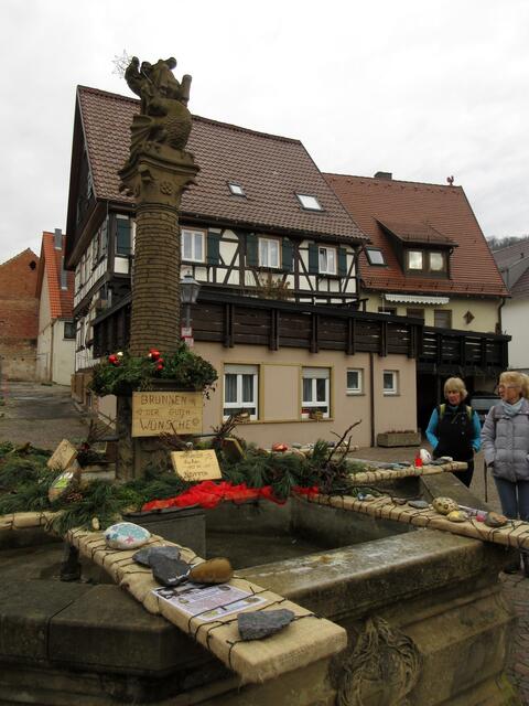Der Brunnen in Erlenbach noch weihnachtlich geschmückt