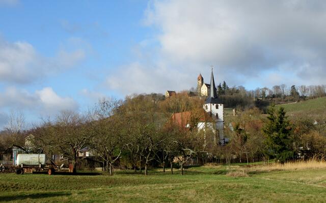 Von dieser Seite aus ergibt sich eine hübsche Ortsansicht, wo mal die Kirch im Mittelpunkt steht, wie es sich gehört.