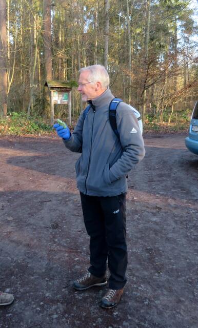 Da gab es gleich zu Beginn am Wanderparkplatz die Auszeichnungen. Gratulation den Beiden | Foto: Aurelia Kling