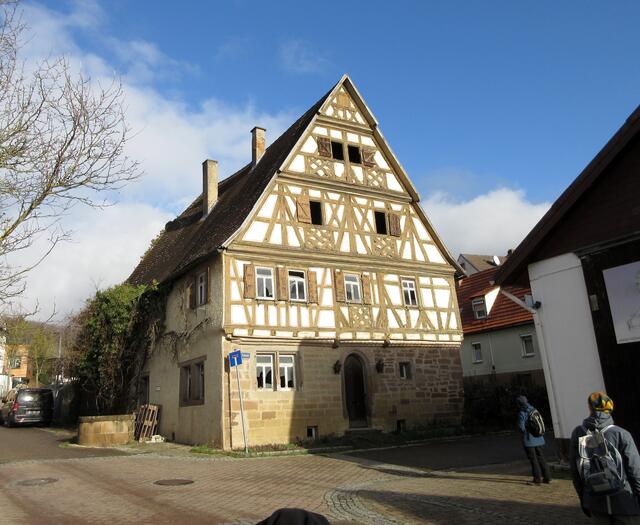 Dieses alte Gebäude weckte die Aufmerksamkeit der Wandersleute