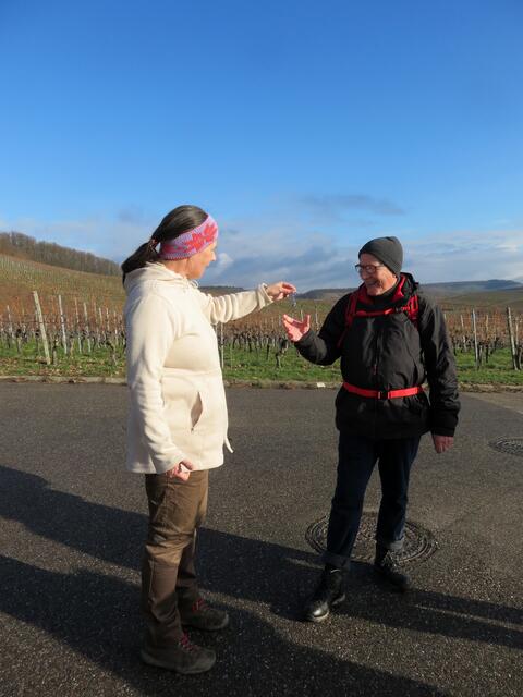 Und unterwegs, unterhalb des Schlosses am Stocksberg, gab es die Anerkennung für 500 gemeinsam gewanderte Kilometer. | Foto: Aurelia Kling